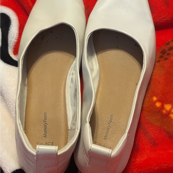 Time and Tru Women's Cream Flats with Memory Foam - Picture 1 of 2
